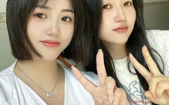 扒开粉嫩小泬舌头伸进去